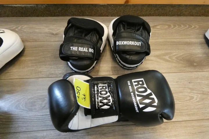 1 Paar ROXX Boxhandschuhe, 12-oz, schwarz/weiß + 1 Paar Pratzen (Handpolster), schwarz/weiß